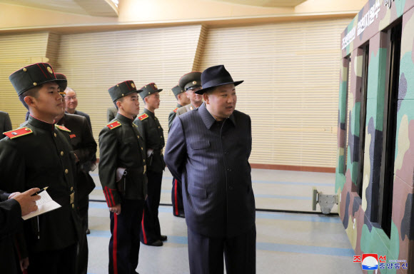 김정은, 나흘만에 만경대학원 재방문…“혁명의 귀중한 보배”