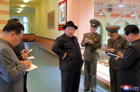 김정은, 나흘만에 만경대학원 재방문…“혁명의 귀중한 보배”