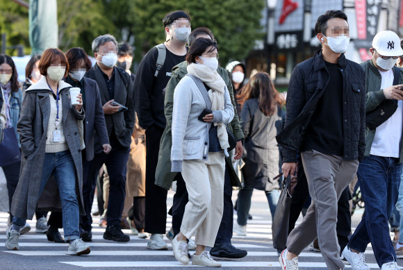 쌀쌀한 날씨에 점점 두꺼워지는 옷