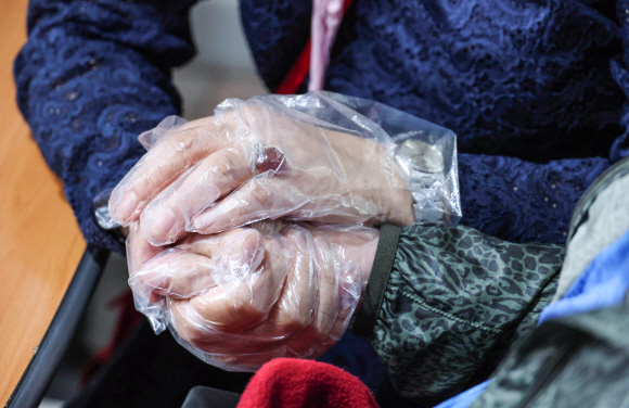 서울의 한 요양원에서 입소자와 가족 면회를 하다가 두손을 꼭 잡고 있는 모습.서울신문DB