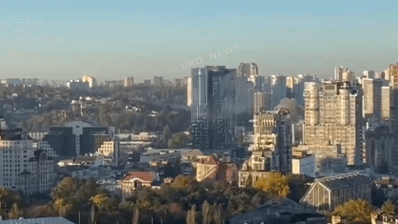 17일(현지시간) 러시아군 자폭드론 공격으로 우크라이나 수도 키이우에서 폭발이 잇따랐다. 2022.10.17  러시아투데이 텔레그램