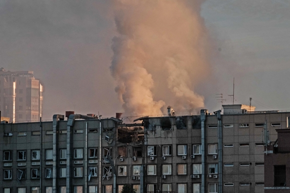 17일(현지시간) 우크라이나 수도 키이우에서 러시아군 자폭드론 공격으로 연기가 피어오르고 있다. 2022.10.17  AFP 연합뉴스