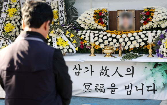 경기 평택 제빵공장에서 발생한 20대 여성 근로자 사망사고 및 사측 대응을 놓고 ‘공분’이 이는 가운데 20일 정부가 주최하는 토론회에서 “경영자 처벌 위주의 규제는 부작용을 발생시킬 수 있다”는 주장이 나와 논란이 일고 있다. 사진은 지난 17일 열린 추모제. 서울신문 DB