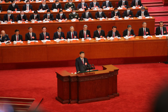시진핑 중국 국가 주석이 지난 16일 베이징 인민대회당에서 열린 중국 공산당 제20차 전국대표대회 개막식에서 업무보고를 하고 있다. 연합뉴스