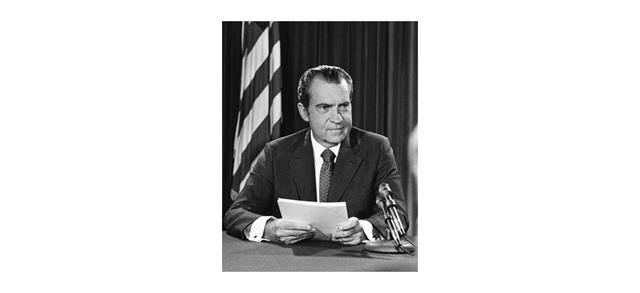 일요일이던 1971년 8월 15일 저녁 8시 대국민 성명을 통해 브레턴우즈 체제의 중단을 선언하는 닉슨 대통령. 2박 3일간 참모들과 워크숍을 한 직후 일방적으로 결정했다. 참모 워크숍을 주도한 사람은 폴 볼커 재무부 차관보(훗날 연준 의장)였다.