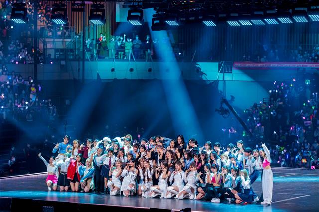 지난 15일 일본 고토구 아리아케 아레나에서 열린 ‘케이콘 2022 재팬’(KCON 2022 JAPAN)에서 그룹 아이브가 팬들과 함께 대표곡 ‘러브 다이브’ 무대를 꾸민 뒤 기념사진을 찍고 있다. CJ ENM 제공