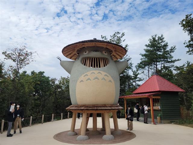 다음달 1일 일본 아이치현에서 개장하는 ‘지브리파크’ 내 ‘돈도코 숲’에 전시된 대형 토토로 전시물.