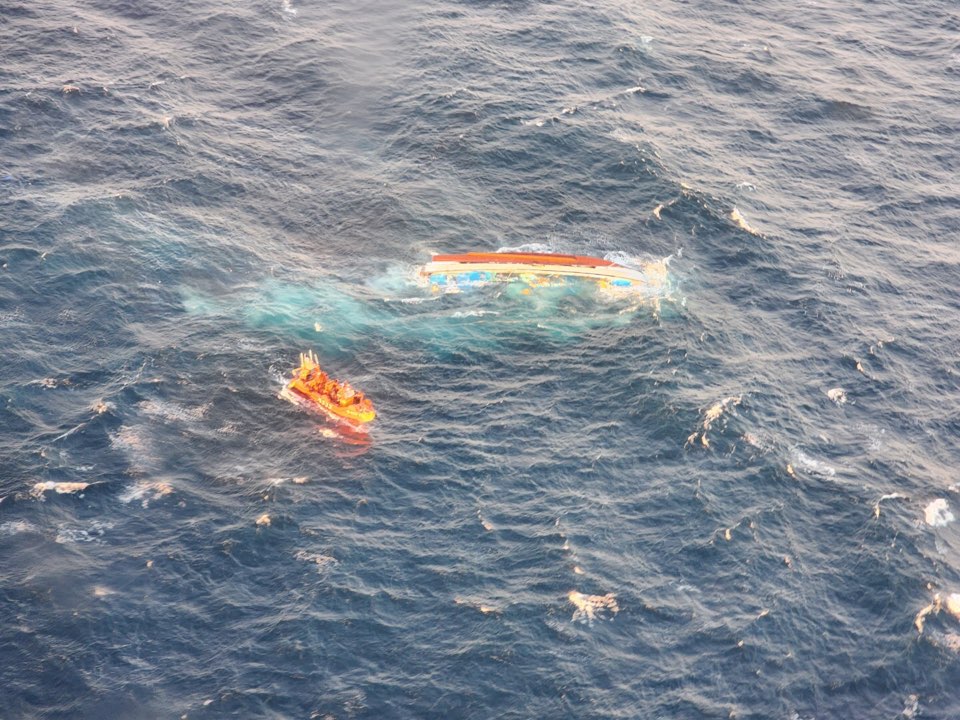 18일 오전 3시쯤 마라도 남서쪽 약 6.8km해상에서 선원 4명이 타고 있던 어선이 전복돼 해경이 구조에 나섰다.-서귀포해양경찰서 제공