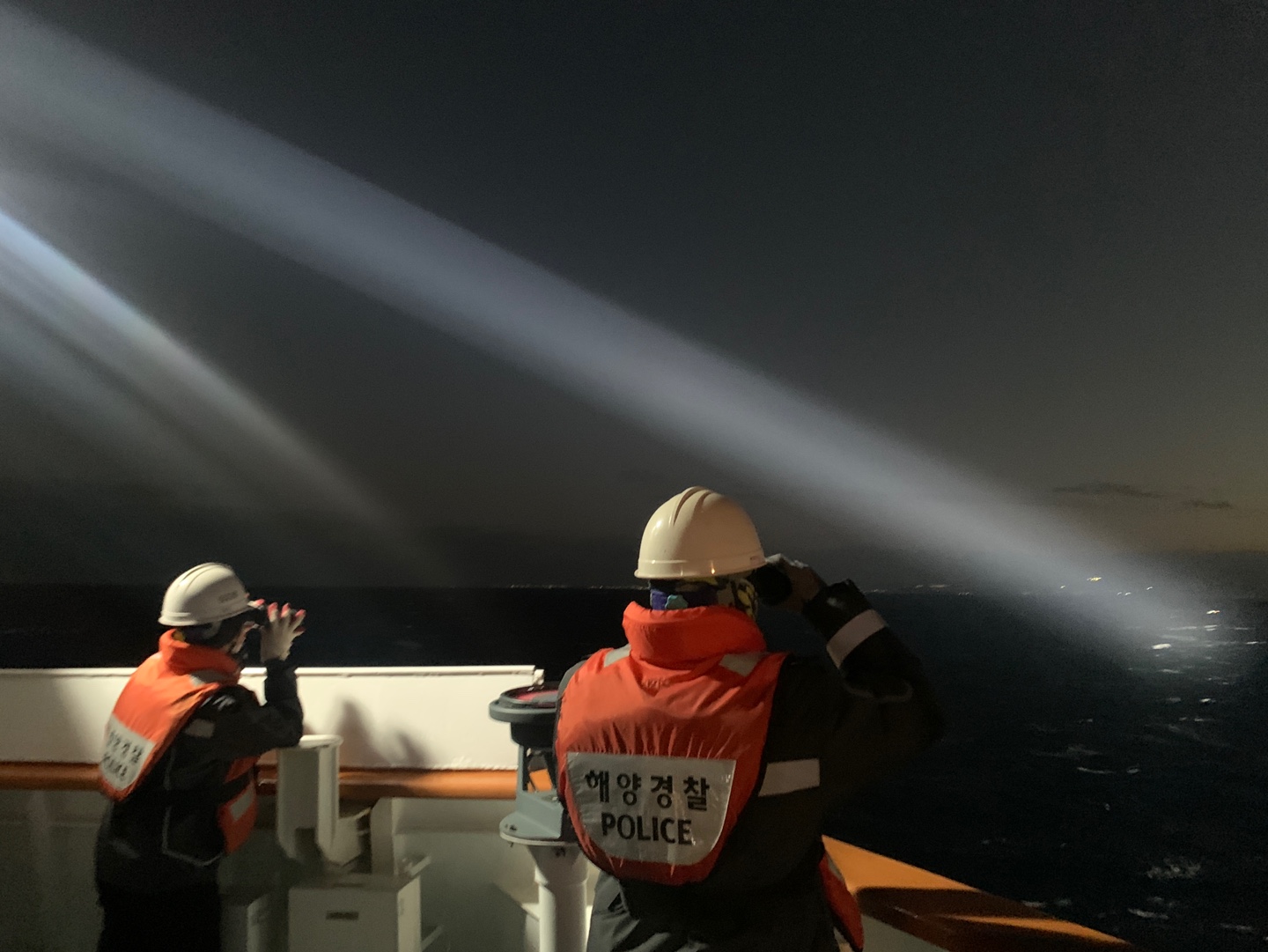 서귀포해양경찰서는 18일 오전 3시 전복된 어선을 구조하기 위해 인명수색에 나섰다.