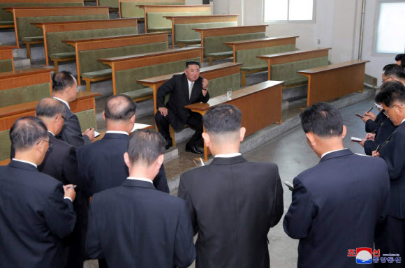 북한 김정은 국무위원장이 당 간부 양성을 위한 최고 교육기관을 방문해 유일영도체계 강화와 부정부패 극복을 주문했다. 김 위원장은 지난 17일 당 중앙간부학교를 방문해 ‘새시대 우리 당건설방향과 조선노동당 중앙간부학교의 임무에 대하여’라는 제목의 강연을 했다고 조선중앙통신이 18일 보도했다.  김정은의 방문은 조용원 당 중앙위원회 조직비서, 리일환ㆍ김재룡ㆍ전현철ㆍ박태성 당 비서, 주창일 당 중앙위 부장이 수행했다. 2022.10.18  조선중앙통신 홈페이지 캡처