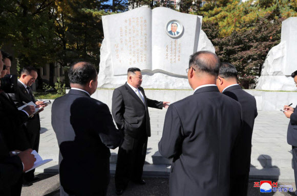 북한 김정은 국무위원장이 당 간부 양성을 위한 최고 교육기관을 방문해 유일영도체계 강화와 부정부패 극복을 주문했다. 김 위원장은 지난 17일 당 중앙간부학교를 방문해 ‘새시대 우리 당건설방향과 조선노동당 중앙간부학교의 임무에 대하여’라는 제목의 강연을 했다고 조선중앙통신이 18일 보도했다.  김정은의 방문은 조용원 당 중앙위원회 조직비서, 리일환ㆍ김재룡ㆍ전현철ㆍ박태성 당 비서, 주창일 당 중앙위 부장이 수행했다.  2022.10.18  조선중앙통신 홈페이지 캡처