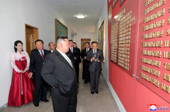 북한 김정은 국무위원장이 당 간부 양성을 위한 최고 교육기관을 방문해 유일영도체계 강화와 부정부패 극복을 주문했다. 김 위원장은 지난 17일 당 중앙간부학교를 방문해 ‘새시대 우리 당건설방향과 조선노동당 중앙간부학교의 임무에 대하여’라는 제목의 강연을 했다고 조선중앙통신이 18일 보도했다.  김정은의 방문은 조용원 당 중앙위원회 조직비서, 리일환ㆍ김재룡ㆍ전현철ㆍ박태성 당 비서, 주창일 당 중앙위 부장이 수행했다.  2022.10.18  조선중앙통신 홈페이지 캡처