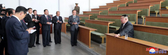 북한 김정은 국무위원장이 당 간부 양성을 위한 최고 교육기관을 방문해 유일영도체계 강화와 부정부패 극복을 주문했다. 김 위원장은 지난 17일 당 중앙간부학교를 방문해 ‘새시대 우리 당건설방향과 조선노동당 중앙간부학교의 임무에 대하여’라는 제목의 강연을 했다고 조선중앙통신이 18일 보도했다.  김정은의 방문은 조용원 당 중앙위원회 조직비서, 리일환ㆍ김재룡ㆍ전현철ㆍ박태성 당 비서, 주창일 당 중앙위 부장이 수행했다.  2022.10.18  조선중앙통신 홈페이지 캡처