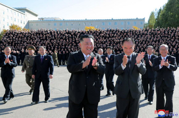 북한 김정은 국무위원장이 노동당 중앙간부학교를 방문하고 기념강의를 했다고 조선중앙통신이 18일 보도했다.2022.10.18  평양 조선중앙통신·연합뉴스