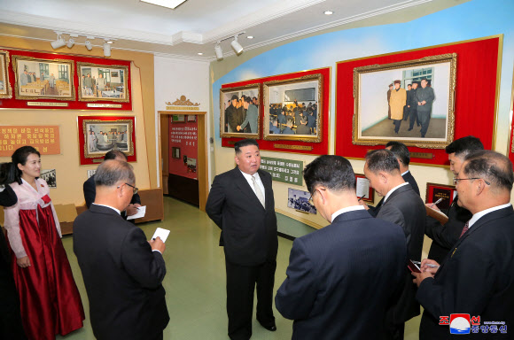 북한 김정은 국무위원장이 노동당 중앙간부학교를 방문하고 기념강의를 했다고 조선중앙통신이 18일 보도했다.2022.10.18  평양 조선중앙통신·연합뉴스