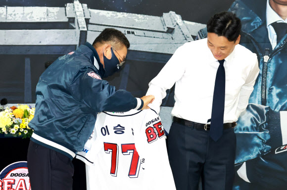 두산 유니폼 입는 이승엽 감독