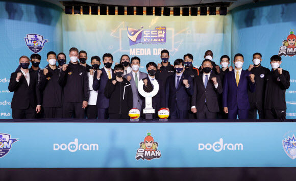 18일 서울 강남 리베라호텔에서 열린 ‘도드람 2022-2023 V-리그 남자부’ 미디어데이에서 7개구단 감독과 선수들이 선전을 다짐하고 있다. [뉴스1]