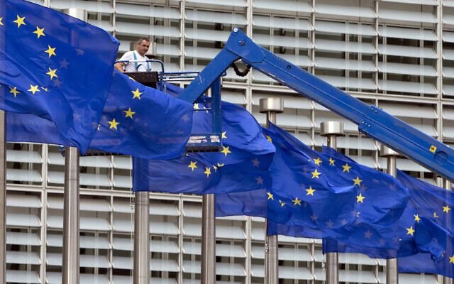 벨기에 브뤼셀의 유럽연합(EU)본부에서 한 일꾼이 깃발을 정돈하고 있다. 서울신문 DB