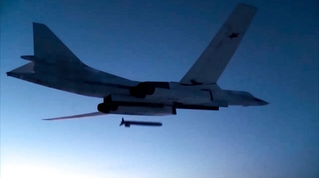 2020년 12월 러시아 전략 폭격기 Tu-160이 순항 미사일을 시험 발사하고 있다. AP 연합뉴스