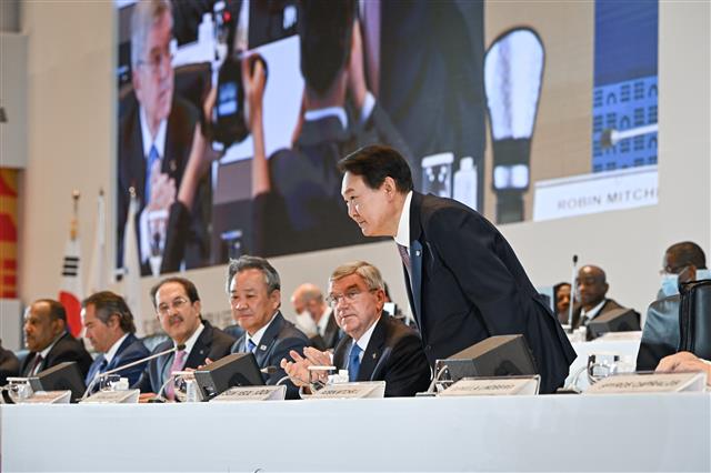 인사하는 윤 대통령