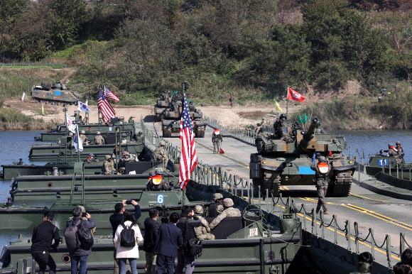 남한강 일대서 열린 한미연합 도하훈련