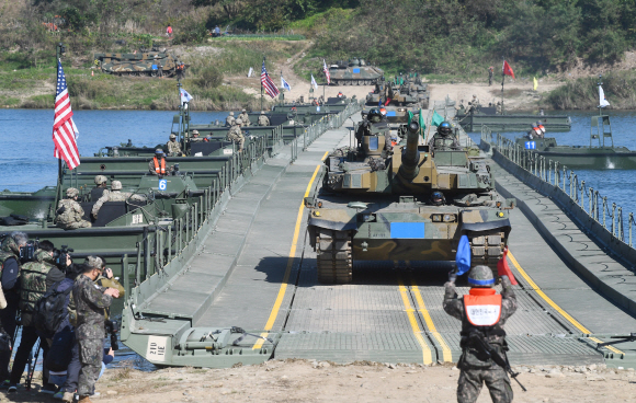 19일 오후 제7기동군단 11기동사단, 한미연합사단 예하 미군 11공병대대 등 장병들이 경기도 여주시 연양동 남한강 일대에서 한미연합 도하훈련을 하고 있다. 2022.10.19.안주영 전문기자