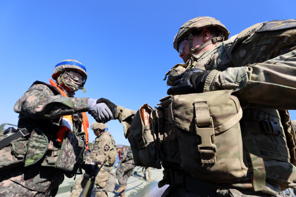 악수하는 한미 장병들