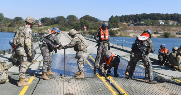 19일 오후 제7기동군단 11기동사단, 한미연합사단 예하 미군 11공병대대 등 장병들이 경기도 여주시 연양동 남한강 일대에서 한미연합 도하훈련을 하고 있다. 2022.10.19.안주영 전문기자