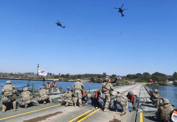 19일 오후 제7기동군단 11기동사단, 한미연합사단 예하 미군 11공병대대 등 장병들이 경기도 여주시 연양동 남한강 일대에서 한미연합 도하훈련을 하고 있다. 2022.10.19.안주영 전문기자
