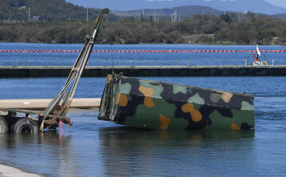 19일 오후 제7기동군단 11기동사단, 한미연합사단 예하 미군 11공병대대 등 장병들이 경기도 여주시 연양동 남한강 일대에서 한미연합 도하훈련을 하고 있다. 2022.10.19.안주영 전문기자