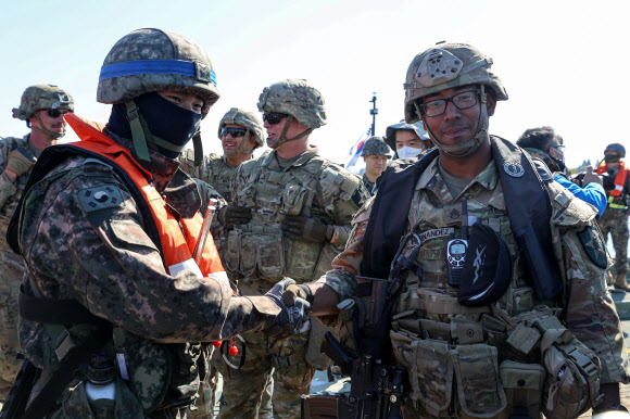 악수하는 한미 장병들