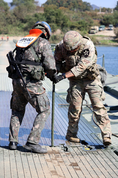 함께 부교 구축하는 한미 장병들