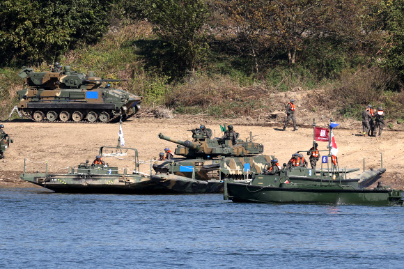 문교 도하하는 K2 전차