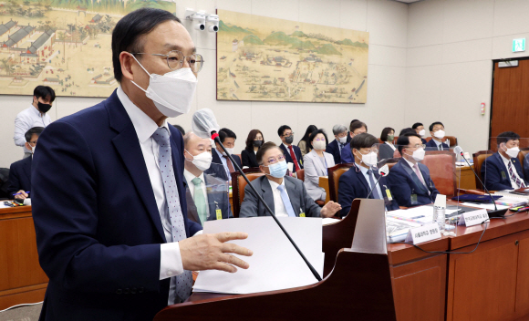 19일 국회에서 열린 교육위 국정감사에서 오세정 서울대학교 총장이 인사말을 하고 있다.2022.10.19 오장환 기자