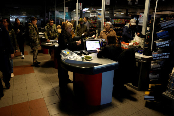 정전된 슈퍼마켓서 쇼핑하는 우크라 하르키우 주민들