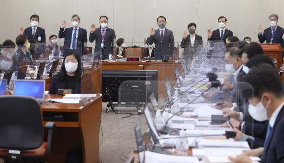 19일 국회 보건복지위원회에서 열린 한국노인인력개발원 등 7개 산하기관 국정감사에서 김미곤 한국노인인력개발원장이 등 피감기관 기관장들이 선서를 하고 있다.황인식 사회복지공동모금회 사무총장, 최웅선 한국장애인개발원장 직무대리, 박광택 한국보건복지인재원장 직무대리, 나성웅 한국보육진흥원장, 윤혜미 아동권리보장원장, 김창순 인구보건복지협회장, 김미곤 한국노인인력개발원장.2022.10.19 오장환 기자