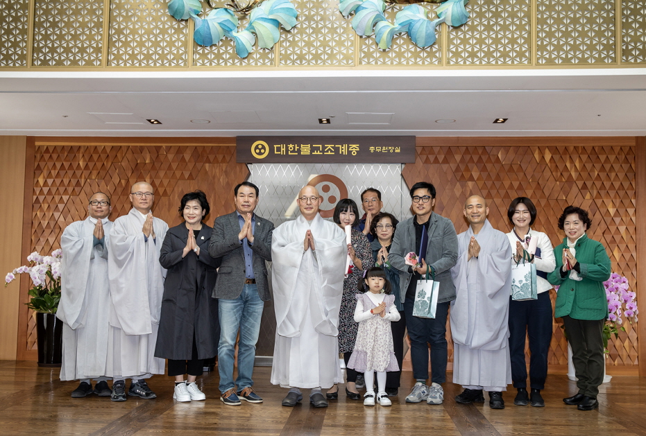 조계종 총무원장 진우 스님과 수상자들이 기념촬영을 하고 있다. 한국불교문화사업단 제공