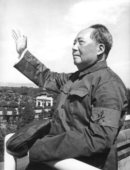 1966년 마오쩌둥이 문화대혁명을 이끌 당시 모습. 마오는 ‘영수’ 칭호를 바탕으로 종신 권력을 유지했다. 서울신문 DB