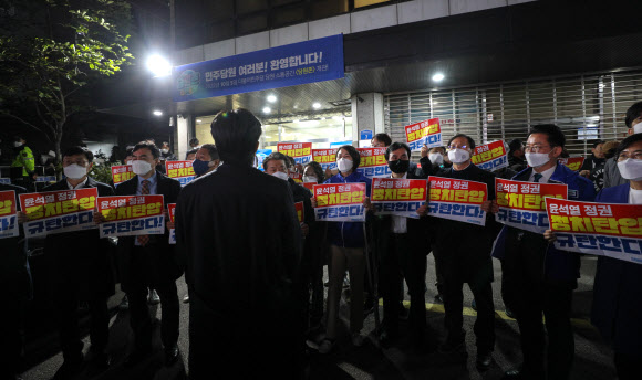 더불어민주당 의원들이 19일 서울 여의도 중앙당사 앞에서 민주연구원 압수수색에 나선 검찰 관계자들과 대치를 하고 있다. 2022.10.19 뉴시스