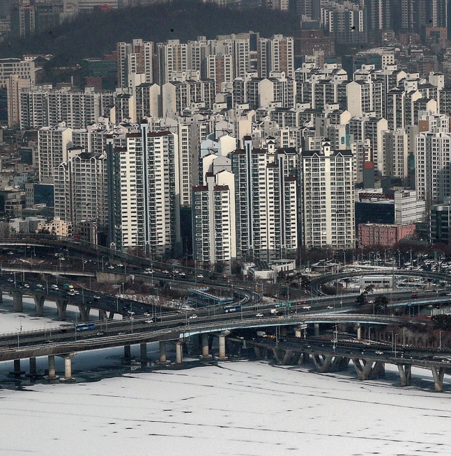 서울 여의도 63스퀘어에서 바라본 마포구 아파트단지. 뉴스1