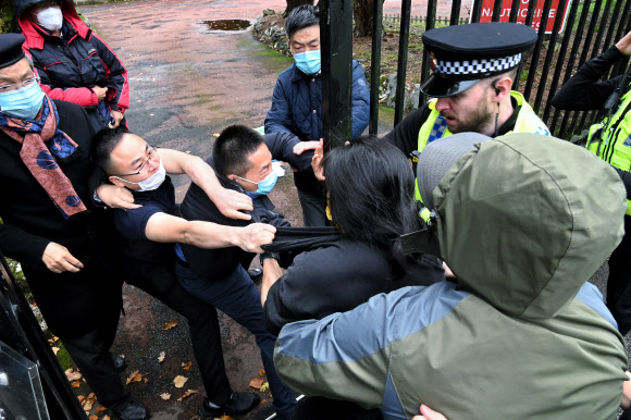 영국 맨체스터 주재 중국 총영사관에 끌려가 폭행을 당하는 모습. AP 연합뉴스