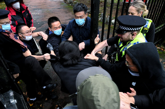 영국 맨체스터 주재 중국 총영사관에 끌려가 폭행을 당하는 모습 AP 연합뉴스