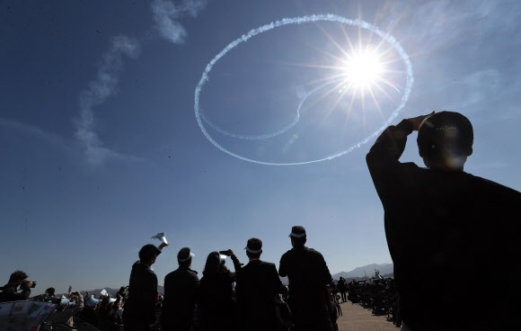 20일 오전 경남 사천시 사천 비행장에서 열린 ‘2022 사천 에어쇼’ 개막식에서 블랙이글스가 곡예 비행하며 태극 모양 연기를 만들고 있다. 2022.10.20  연합뉴스
