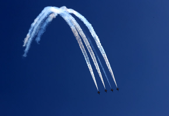 20일 오전 경남 사천시 사천 비행장에서 열린 ‘2022 사천 에어쇼’ 개막식에서 블랙이글스가 곡예비행하고 있다. 2022.10.20  연합뉴스