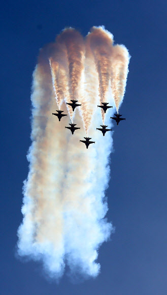 20일 오전 경남 사천시 사천 비행장에서 열린 ‘2022 사천 에어쇼’ 개막식에서 블랙이글스가 곡예비행하고 있다. 2022.10.20  연합뉴스