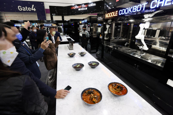 로봇요리 기다리는 외국인 참관객들