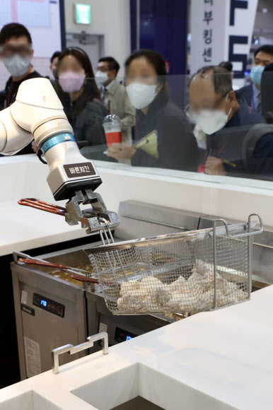 치킨 만드는 로봇