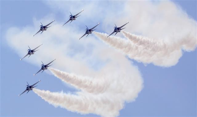 20일 오전 경남 사천시 사천비행장에서 열린 ‘2022사천에어쇼’ 에서 공군 특수비행팀 블랙이글스가 곡예비행을 하고 있다. 2022.10.20 뉴스1