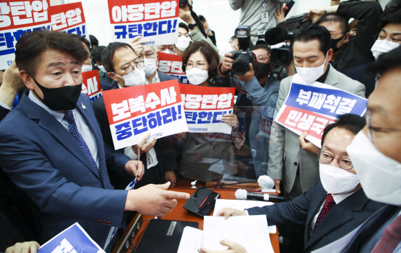 더불어민주당 법사위위원들이 20일 국회에서 열린 대검찰청 국정감사에서 일방적인 개회선언에 김도읍 위원장에게 항의하고 있다. 2022. 10. 20  오장환 기자