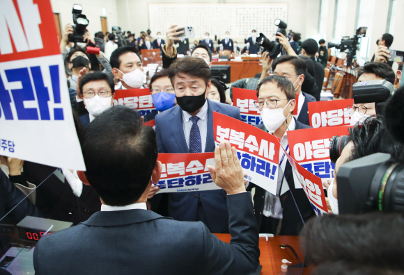 20일 국회에서 열린 대검찰청 국정감사에서 더불어민주당 법사위원들의 항의속에 증인들이 선서를 하고 있다. 2022. 10. 20  오장환 기자
